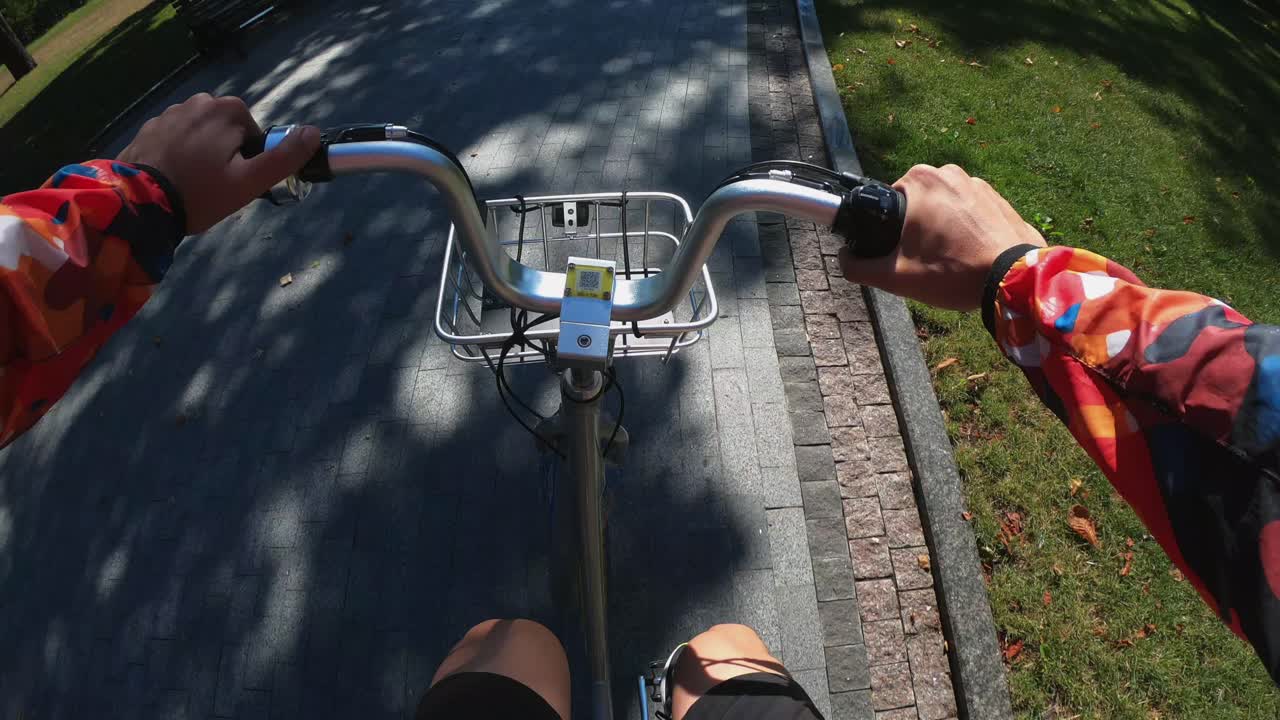 공원에서 자전거를 타는 사람