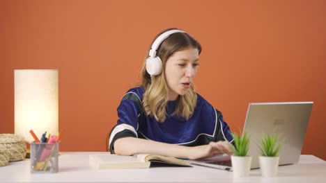 Una-Mujer-Joven-Mirando-Una-Computadora-Portátil-Se-Frustra.