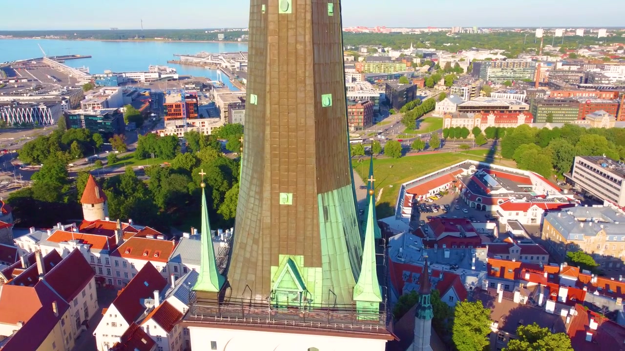 Vista aerea dello skyline di Tallinn dalla Torre della Chiesa di Sant'Olav, Estonia
