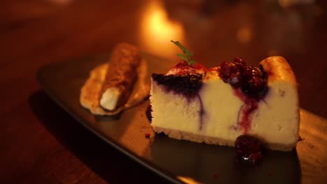 Slowmo---Süßes-Käsekuchen-Dessert-Mit-Minze,-Beeren,-Erdbeere-Auf-Dem-Teller-Im-Luxusrestaurant