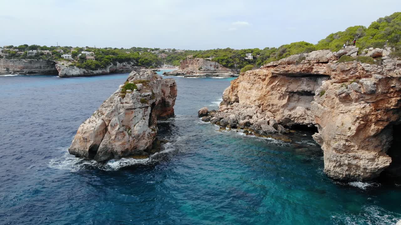 Luftfoto over de fantastiske klipper omkring det nordøstlige Mallorca
