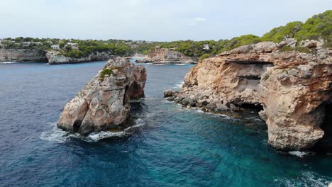 Vista-Aérea-De-Los-Impresionantes-Acantilados-Del-Noreste-De-Mallorca