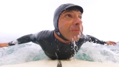 surfista surfeando olas del océano tropical haciendo casi un tubo con un buen recorte al final