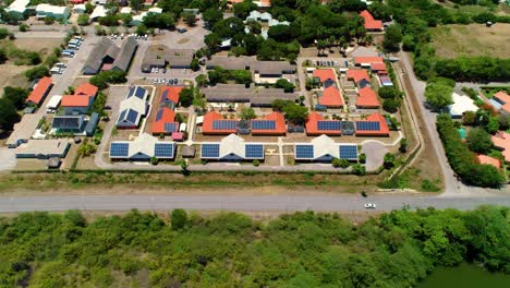 vista aérea estática de los paneles solares en los edificios de condominios de la oficina en el hogar