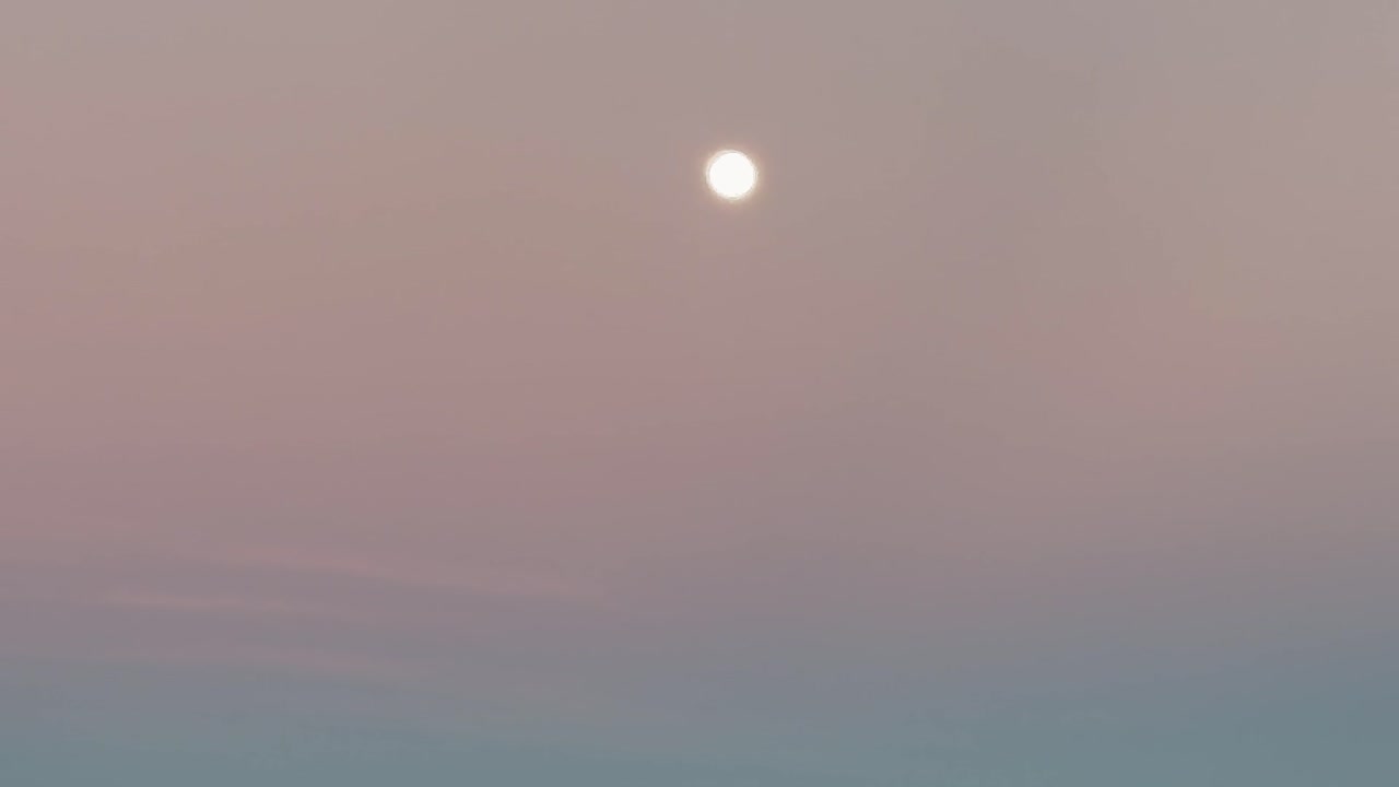 Luna nella luce del primo mattino.