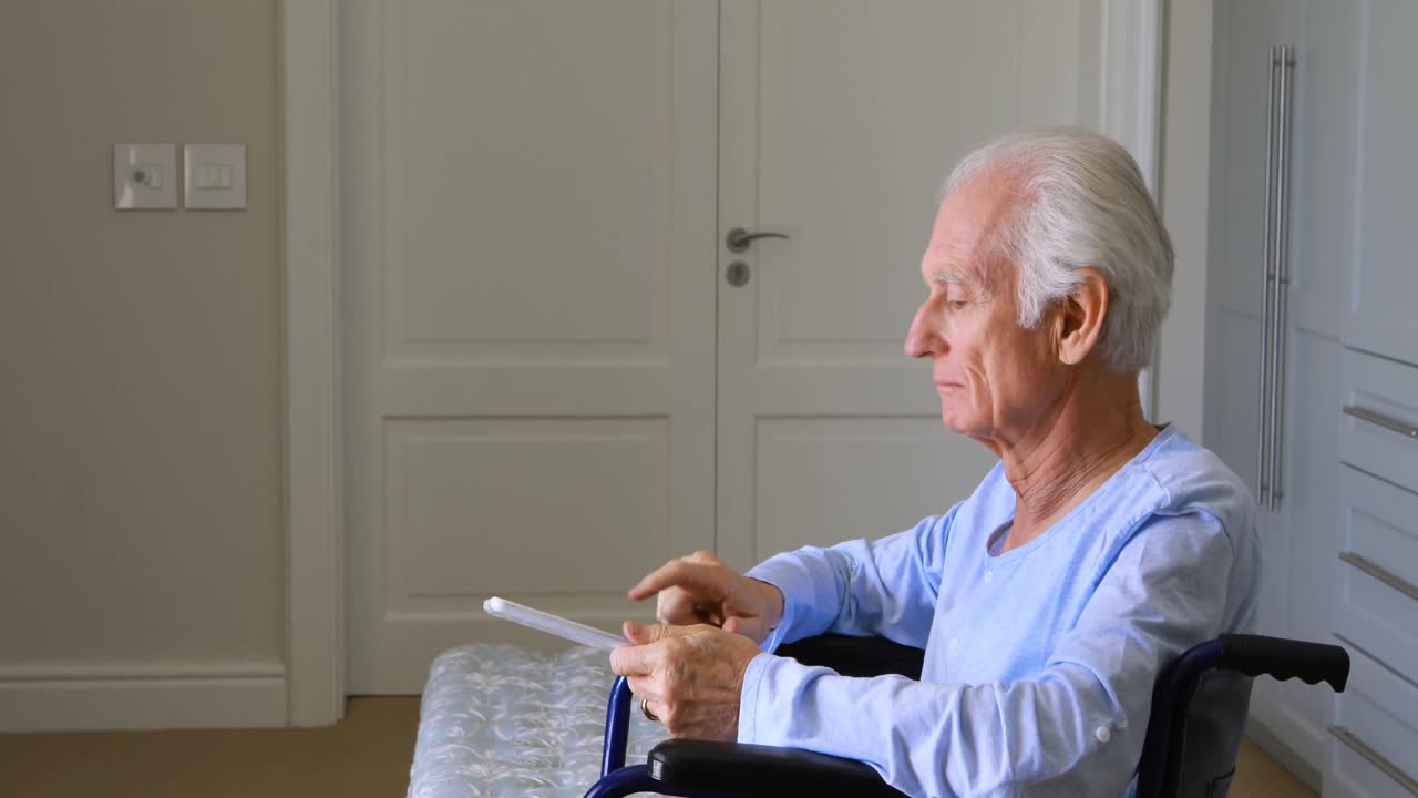 ⁇ 체어 에 앉아 있는 노인 이 집 에서 손 을 흔들고 있다