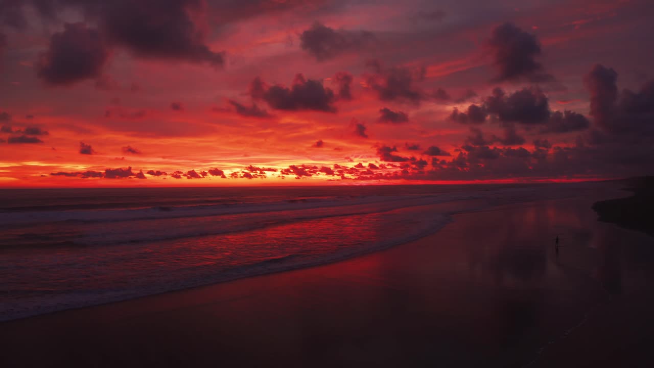 hermosa cinematografía de drones aéreos de 4k: bucle de video continuo de una puesta de sol en la playa del paraíso tropical del pacífico en jaco, costa rica, con olas y arena