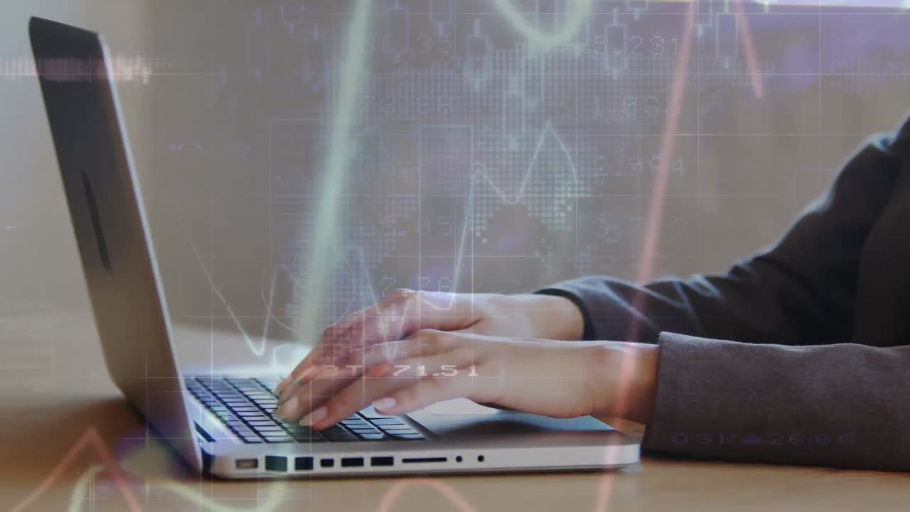 animación de conexiones y gráficos sobre las manos de una mujer caucásica usando una computadora portátil