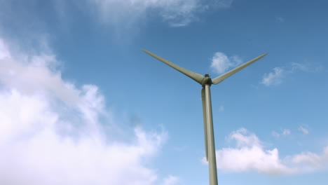 Energía-Eólica-Girando-Contra-Un-Cielo-Azul