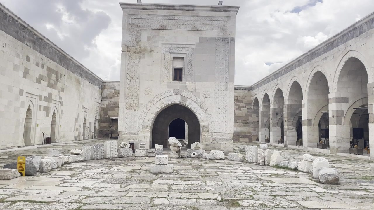 Ingresso principale monumentale in pietra al Caravanserraglio di Sultanhani, Aksaray, Turchia