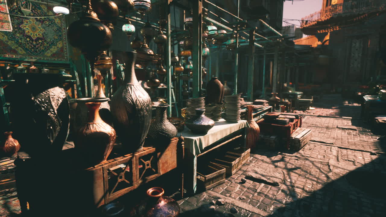 Mercato vivace pieno di ceramiche antiche e manufatti artigianali alla luce del sole.