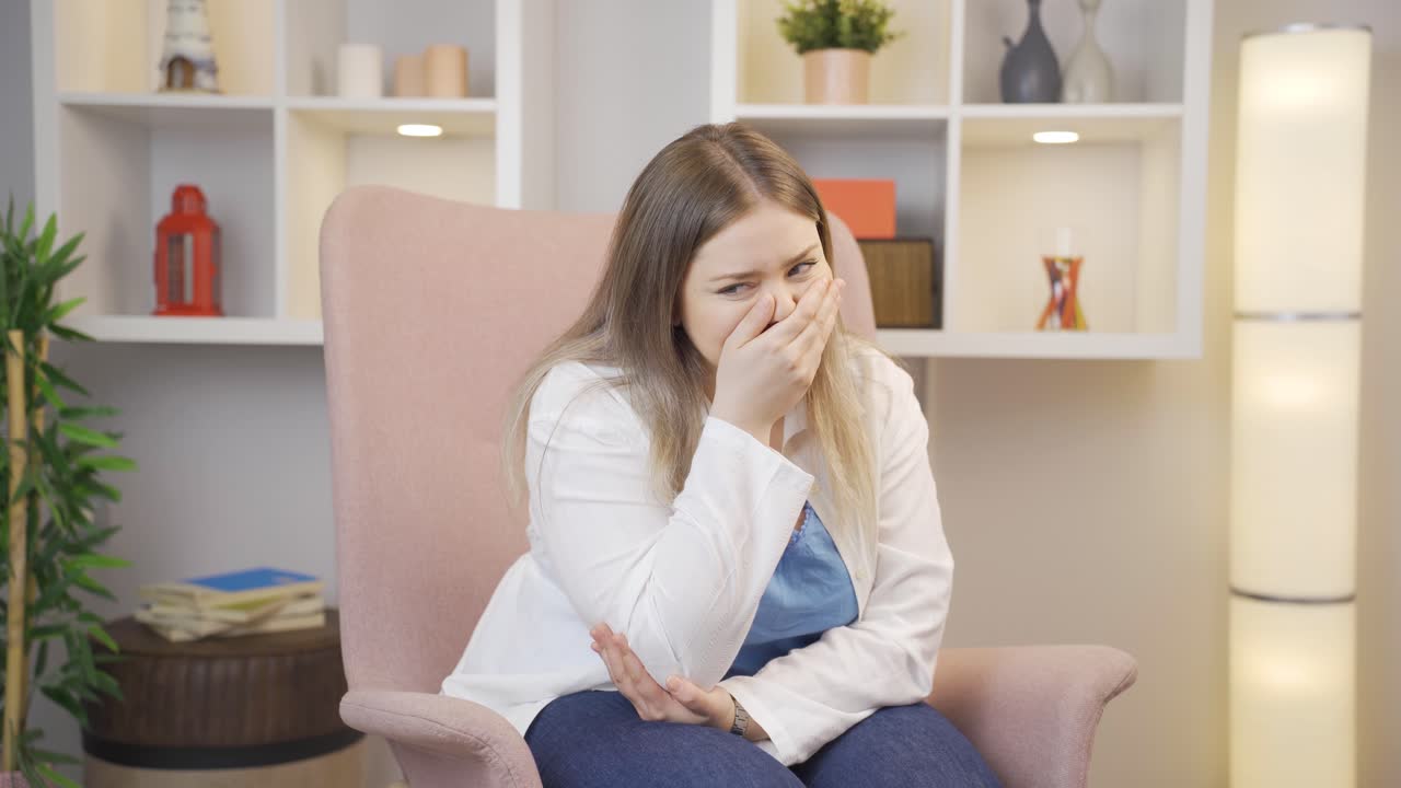 슬프고 슬픈 추억을 생각하는 젊은 여성.