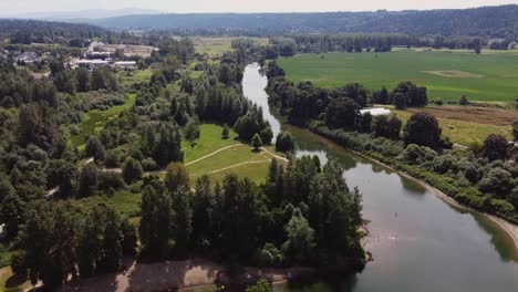 Río-Serpenteando-A-Través-De-Duvall,-WA-En-El-Valle-De-Snoqualmie