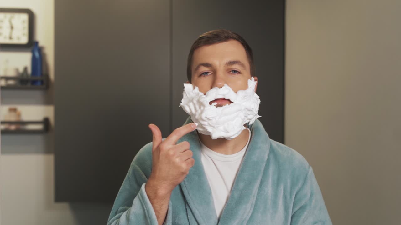 그것을 맛보는 버터 크림 수염을 가진 남자의 초상화