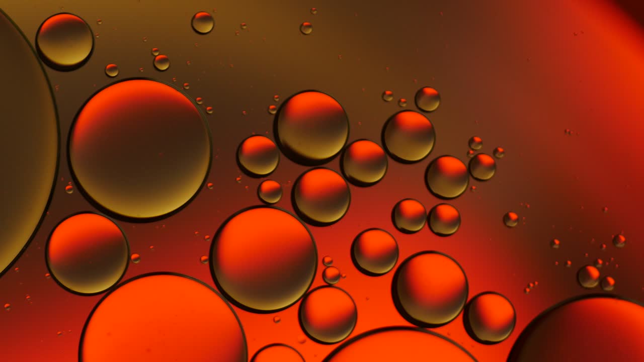 물 위에 떠다니는 기름방울의 다채로운 예술적.