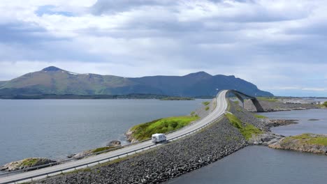 Wohnwagen,-Wohnmobil,-Fährt-Auf-Der-Autobahn,-Atlantikstraße,-Norwegen.