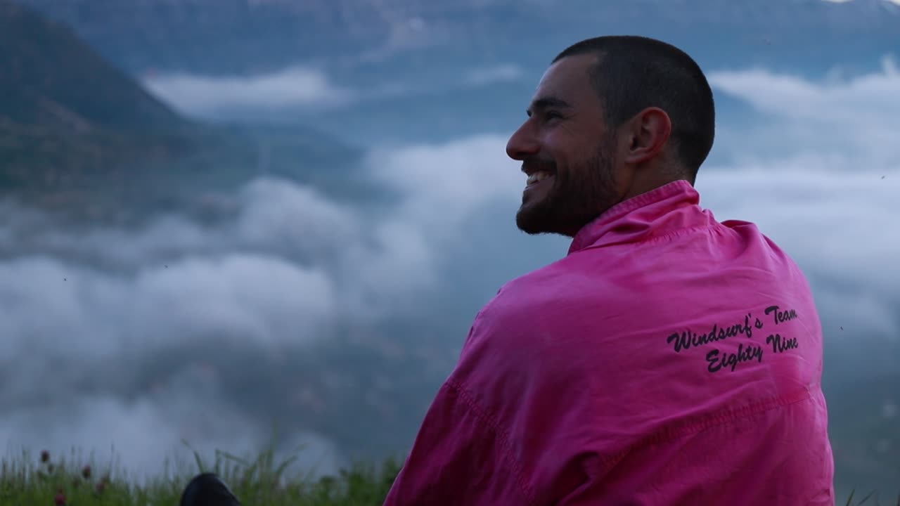 el hombre del medio oriente que domina el valle brumoso mira a la izquierda y sonríe