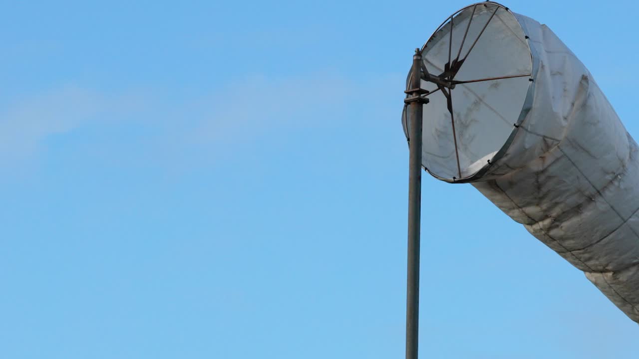 은 파란 하늘을 향해 흔들리는 풍선