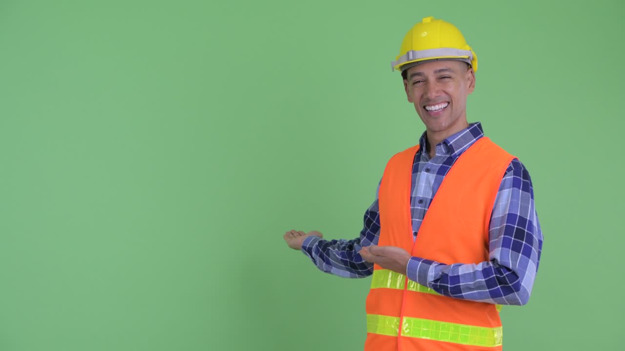 hombre guapo multiétnico trabajador de la construcción