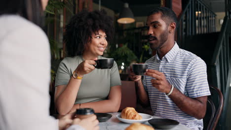 una pareja disfrutando de café en una cafetería.