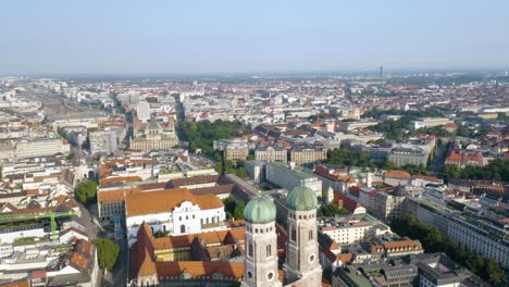 dron sobrevuela la catedral de munich en la capital de baviera