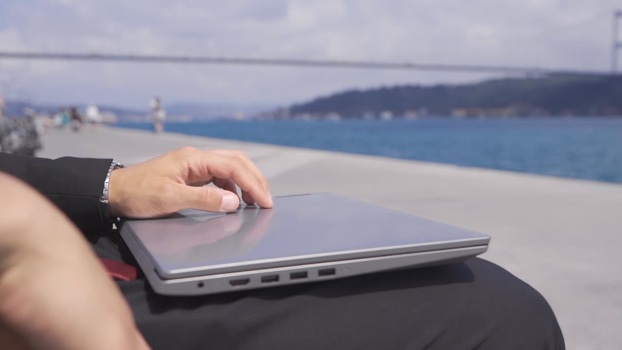 사려 깊은 사업가요. 슬로우 모션