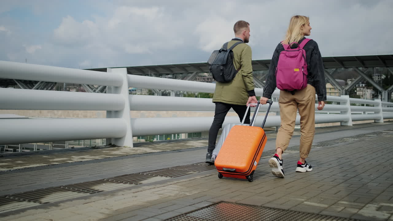 una pareja caminando por el aeropuerto.