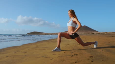 Retiro-Y-Entrenamiento-De-Yoga---Mujer-En-Pose-De-Yoga-En-La-Playa-Al-Amanecer.-Chica-De-Yoga-Femenina-Trabajando-En-La-Formación-En-El-Sereno-Paisaje-Del-Océano.-Steadicam-En-Cámara-Lenta