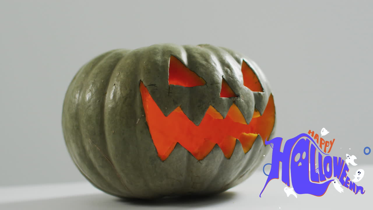 feliz banner de texto de halloween sobre halloween espeluznante calabaza contra fondo gris