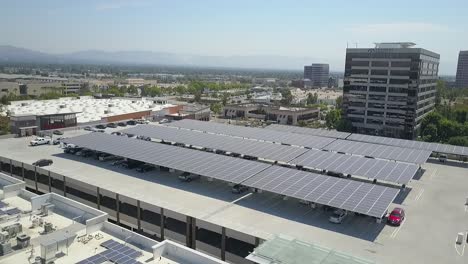 Vista-Aérea,-Paneles-Solares-En-El-Centro-Comercial-Topanga-Canyon,-Energía-Renovable