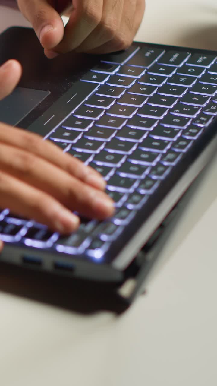 Højformatvideo Forretningsmand, der skriver på en bærbar computer