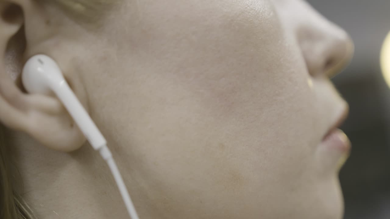 mujer con auriculares