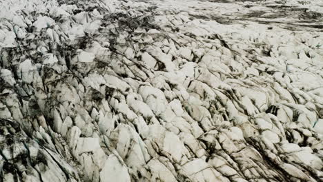 Toma-A-Vista-De-Pájaro-De-Un-Casquete-De-Hielo-Agrietado-En-El-área-De-Fjallsárlón-En-Islandia