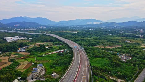 Ambulancia-Conduciendo-A-Hong-Kong,-En-La-Autopista-Heung-Yuen-Wai