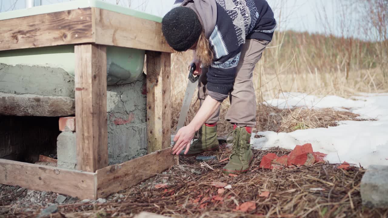 Proceso de construcción de un jacuzzi casero en la naturaleza - Primer plano