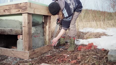 proceso de construcción de bañera de agua caliente diy en la naturaleza - de cerca