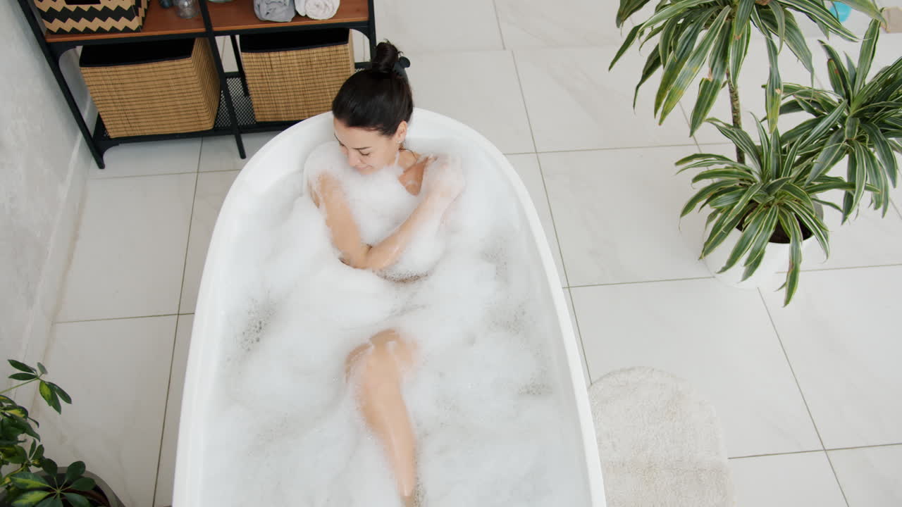 편안 한 거품 목욕 을 즐기는 여자