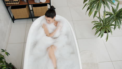 una mujer disfrutando de un relajante baño de burbujas.