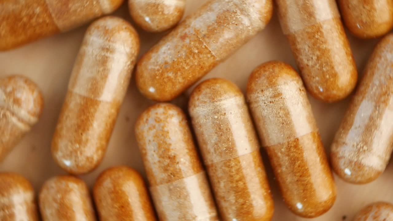 primer plano de las cápsulas marrones