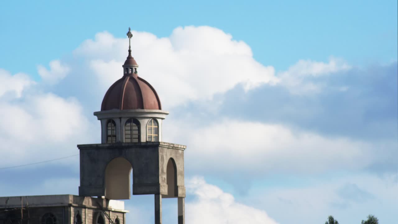 Chiusura di clip video time-lapse di cupola di chiesa e nuvole che scorrono dietro, chiesa ortodossa Etiopia Addis Abeba