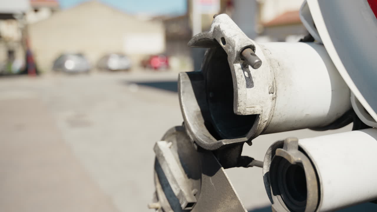 Unloading the pipe to connect the fuel tanker to the gas station causes crisis