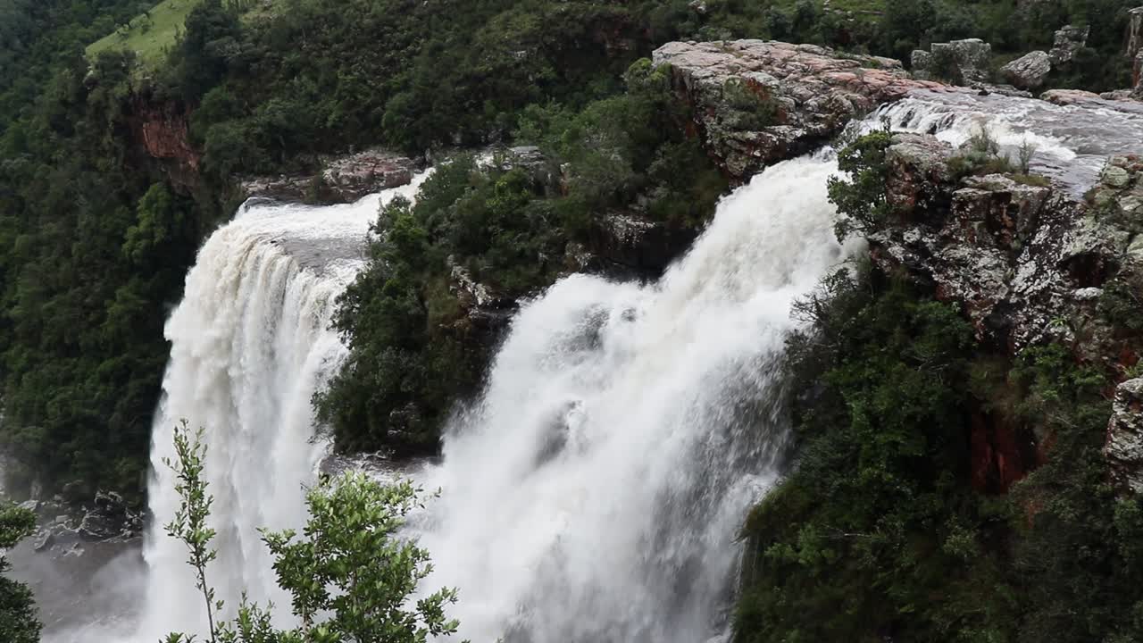plano medio estático de cascadas