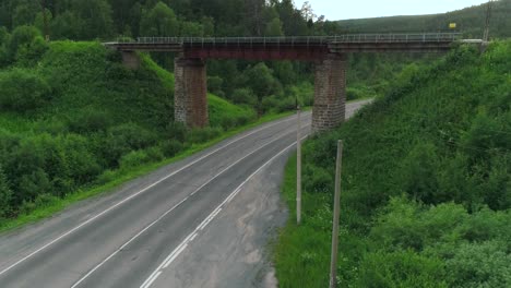 carretera de campo con paso elevado de puente ferroviario