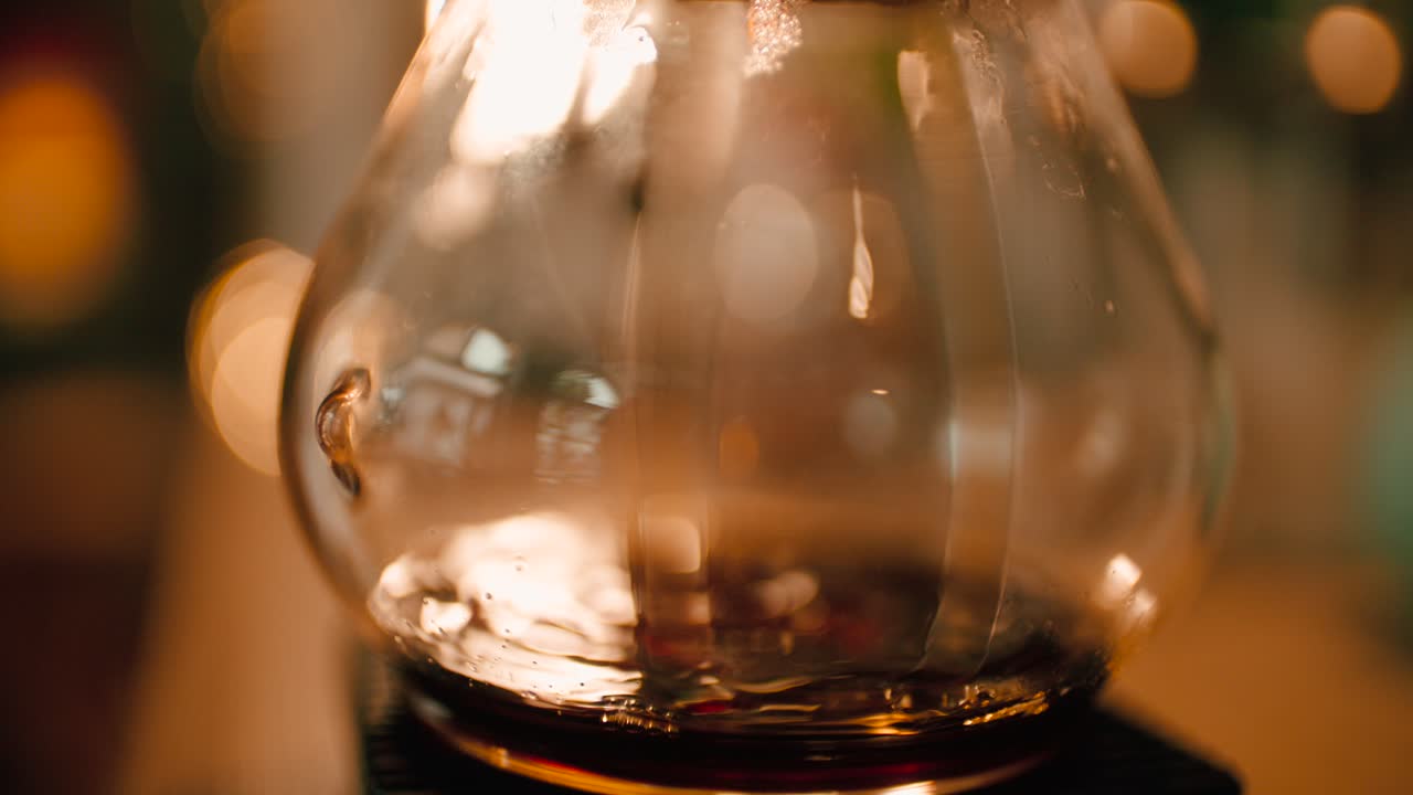 기계에서 커피를 만드는 과정