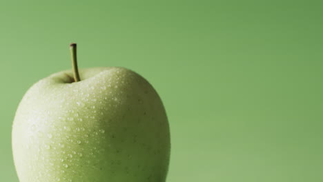 video de una manzana verde con espacio de copia sobre un fondo verde
