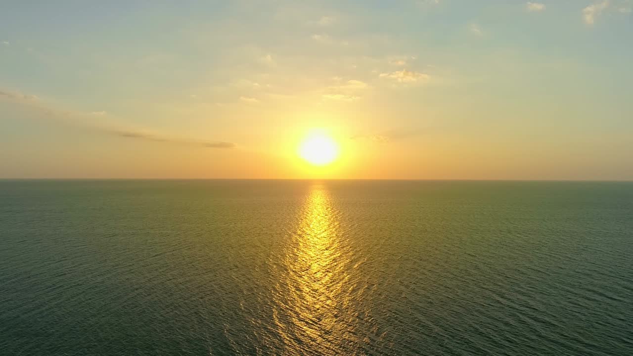 vista aérea hermosa vista puesta de sol o amanecer sobre la superficie del mar hermosa ola increíble luz crepúsculo cielo puesta de sol. drone cinematográfico disparó imágenes dinámicas hermosa luz de la naturaleza paisaje marítimo