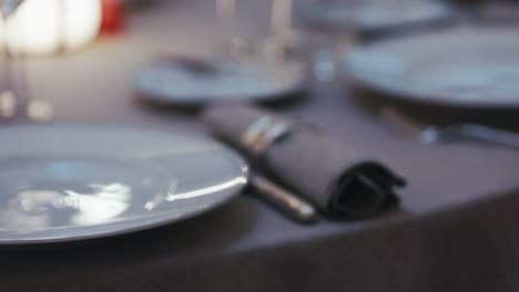 elegante configuración de la mesa en un restaurante de comidas finas