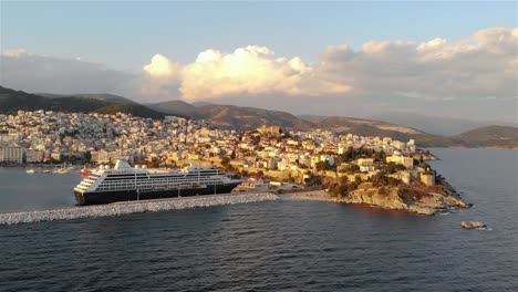 luftaufnahme des golfs von kavala in griechenland und des hafens mit großem kreuzfahrtschiff, 4k-aufnahmen