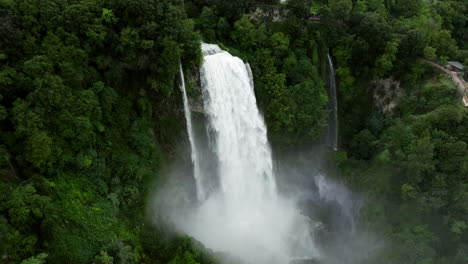 increíble marmore falls, la cascada artificial más alta de umbría, provincia de terni, italia