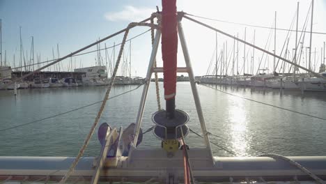 pov: catamarán en velero saliendo del puerto deportivo de grande motte, en el sur de francia